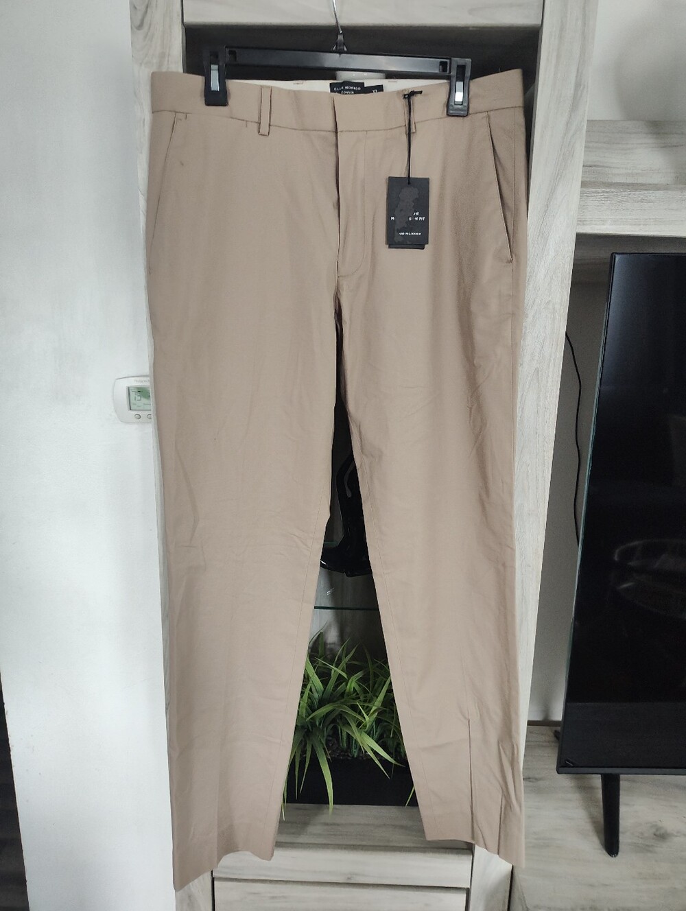 Club Monaco Men's Slim Fit Chino Pants in Beige SZ 33, New With Dirt Stain
